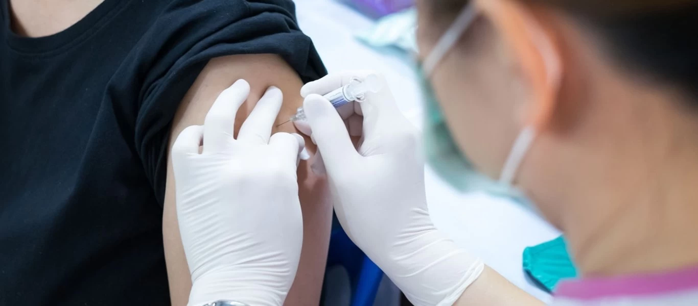 Ερωτηματικά γύρω από τον εμβολιασμό 9.213 «ευεργετημένων» 60-64 ετών